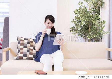 カフェでくつろぐ女性 42143776