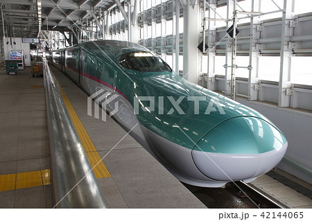 新青森駅に停車中の東北新幹線E5系 新青森駅に停車中の東北新幹線E5系 42144065