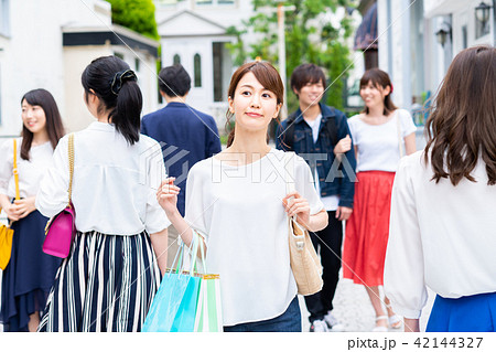 若い女性 42144327