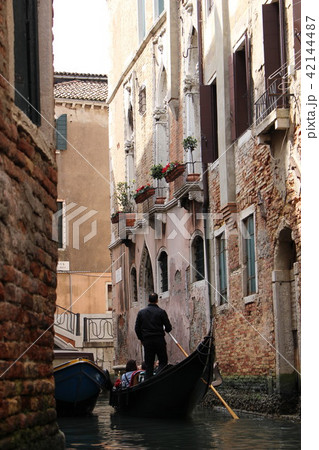 美しい運河を渡るベネチアのゴンドラ 42144487