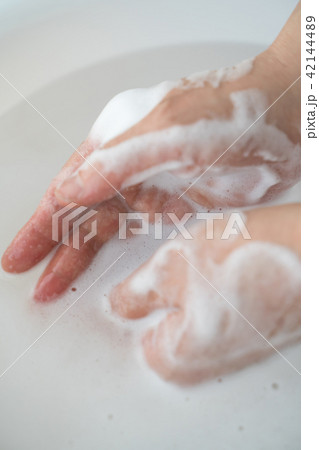 手元  ゆすぐ 42144489