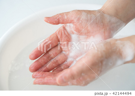 手元  ゆすぐ 42144494