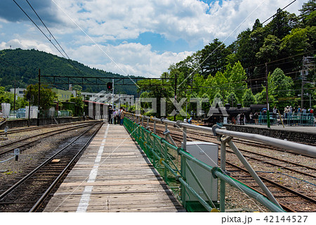 静岡県 大井川鐵道 千頭駅のホーム 転車台に集まる観光客 静岡県 大井川鐵道 千頭駅のホーム 転車台に集まる観光客 42144527