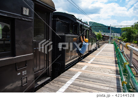 静岡県　大井川鐵道　千頭駅のホームに入線したSL列車 42144528