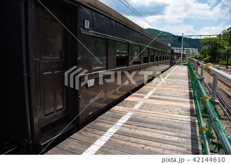 静岡県　大井川鐵道　千頭駅のホームに入線したSL列車 42144610
