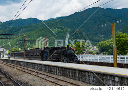 静岡県　大井川鐵道　千頭駅のホームに入線したSL列車 42144612