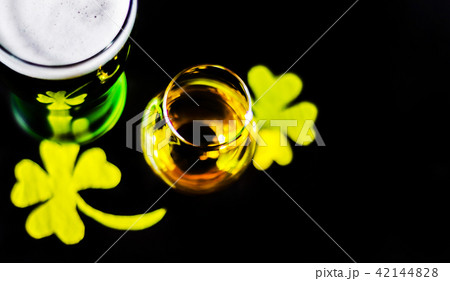 Single malt whiskey in a glass of tasting Single malt whiskey in a glass of tasting 42144828