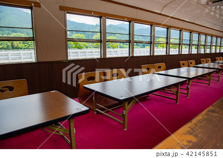 静岡県　大井川鐵道　千頭駅のホームに入線したSL列車　客車の車内　お座敷車 42145851