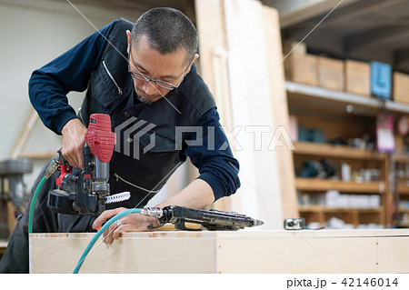 工場　職人　大工　釘打ち　作業　作業員 42146014