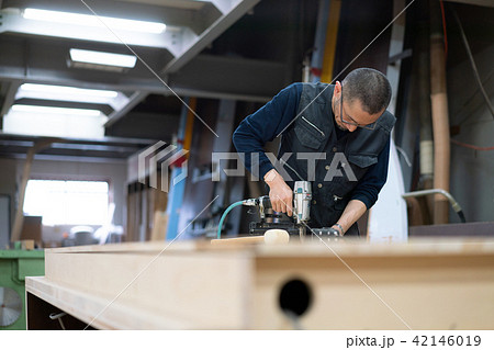 工場　職人　大工　タッカー　作業　作業員 42146019