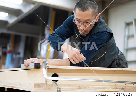 工場　職人　大工　木工　作業　 42146525