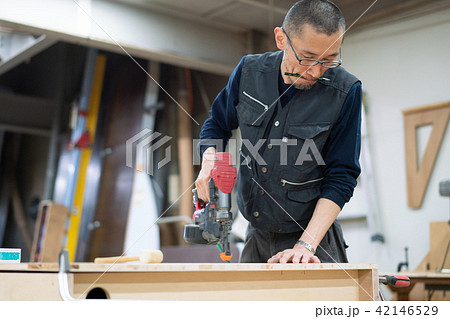 工場　職人　大工　釘打ち　作業　作業員 42146529