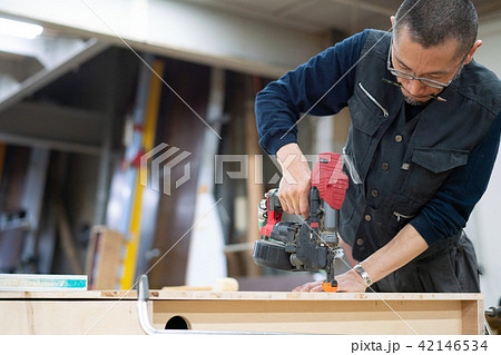 工場　職人　大工　釘打ち　作業　作業員 42146534