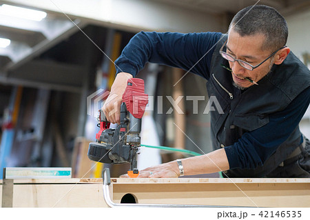 工場　職人　大工　釘打ち　作業　作業員 42146535
