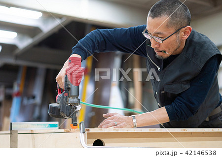 工場 職人 大工 釘打ち 作業 作業員 工場 職人 大工 釘打ち 作業 作業員 42146538