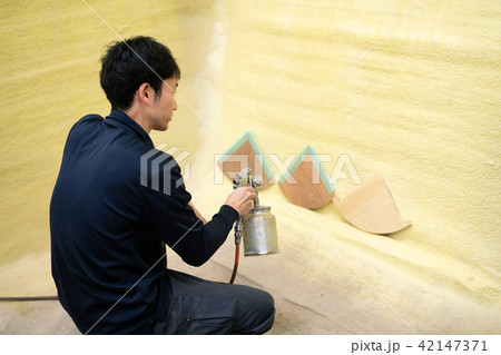 工場 職人 大工 ボンド 吹きつけ 工場 職人 大工 ボンド 吹きつけ 42147371