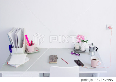 teeneger girl back college. coffee, planer, phone. teeneger girl back college. coffee, planer, phone. 42147495