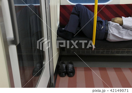電車で眠る酔っ払い 電車で眠る酔っ払い 42149071