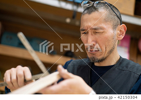 工場　職人　大工　作業員　曲尺 42150304