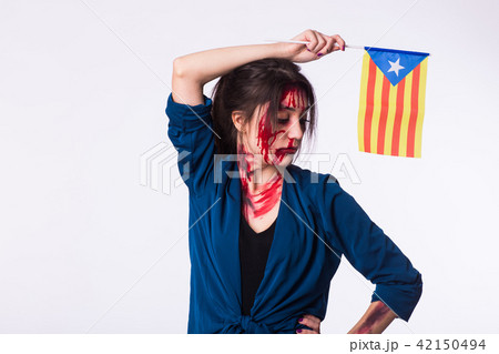 The victim woman holds the flag of Catalonia. Protest against terrorism. The victim woman holds the flag of Catalonia. Protest against terrorism. 42150494