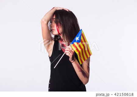 The victim woman holds the flag of Catalonia. Protest against terrorism. The victim woman holds the flag of Catalonia. Protest against terrorism. 42150618