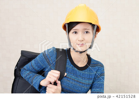 防災ヘルメットを被り避難する女性 防災ヘルメットを被り避難する女性 42151528