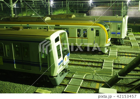 夜の武蔵丘車両基地に停車する西武線 42153457