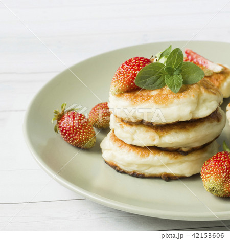 Curd pancakes with strawberries and mint  42153606
