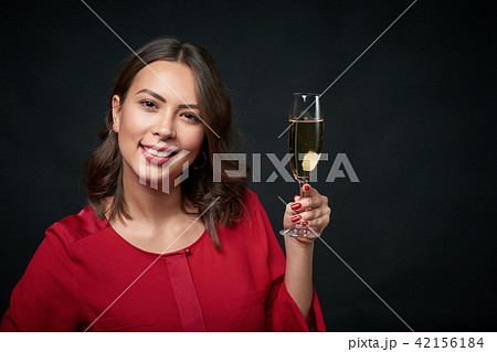 Woman with glass of champagne 42156184