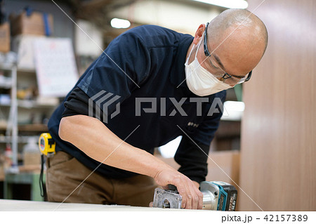 工場 職人 大工 作業員 トリマー 工場 職人 大工 作業員 トリマー 42157389