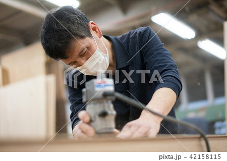 工場 職人 大工 作業 作業員 トリマー 目地払い 工場 職人 大工 作業 作業員 トリマー 目地払い 42158115