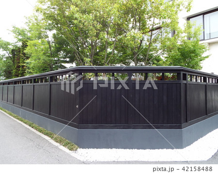 粋な黒塀 42158488