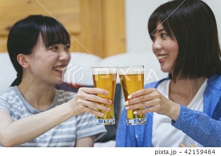 自宅でお酒を飲む女性 42159464