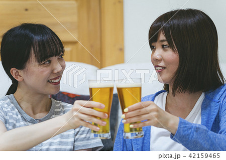 自宅でお酒を飲む女性 自宅でお酒を飲む女性 42159465