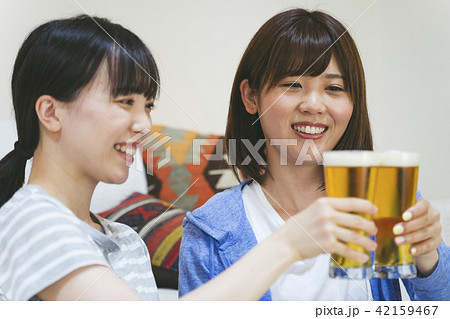 自宅でお酒を飲む女性 自宅でお酒を飲む女性 42159467