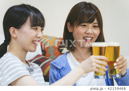 自宅でお酒を飲む女性 42159468