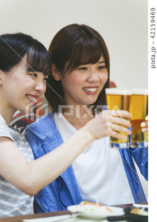 自宅でお酒を飲む女性 42159469