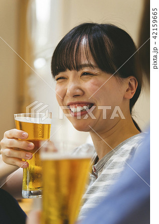 自宅でお酒を飲む女性 42159665
