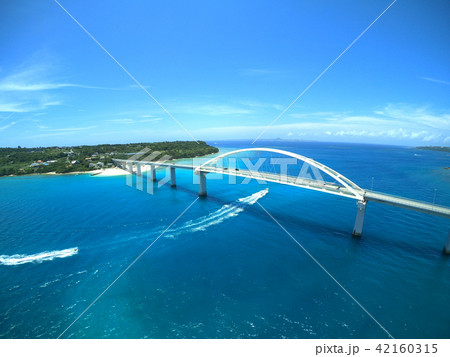 瀬底大橋の空撮 42160315