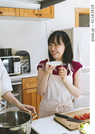 料理をする女性 料理をする女性 42163616