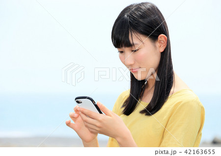 スマホでネット検索する若い女性 42163655