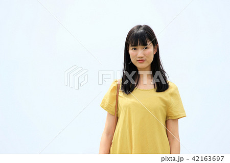 悩みがあって少し不安気な若い女性 42163697