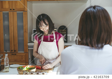 料理をする女性 料理をする女性 42163709