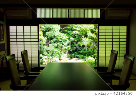 南禅寺　新緑の光差し込む部屋 42164550