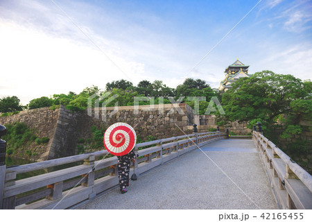 大阪城と和傘をさしている着物女性 大阪城と和傘をさしている着物女性 42165455