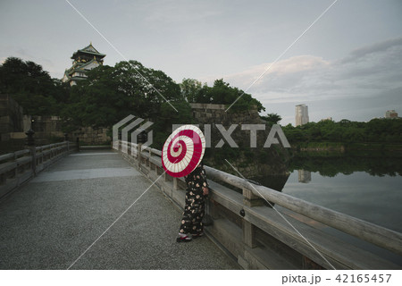 大阪城と和傘をさしている着物女性 大阪城と和傘をさしている着物女性 42165457