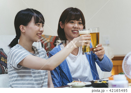 自宅でお酒を飲む女性 自宅でお酒を飲む女性 42165495