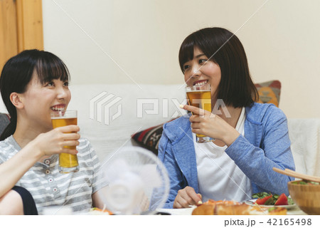 自宅でお酒を飲む女性 42165498