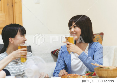 自宅でお酒を飲む女性 自宅でお酒を飲む女性 42165499