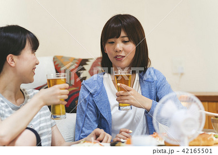 自宅でお酒を飲む女性 42165501